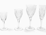 trois verres à vin transparents posés les uns à côté des autres sur une surface blanche