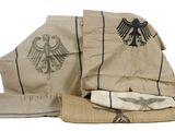 une image représentant un tas de tissu sur lequel figure un aigle