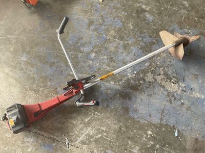 une machine rouge et noire posée au sol