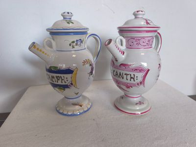 deux vases posés sur une table
