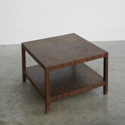 une photo d'une table basse carrée surmontée d'une étagère
