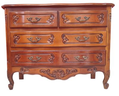 une commode en bois surmontée d'un miroir