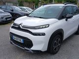 La Citroën blanche est garée sur un parking, à côté d'autres voitures