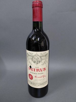 une bouteille de vin posée sur une table