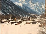 un livre avec, en arrière-plan, l'image d'une montagne enneigée