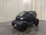 une petite voiture garée dans un garage