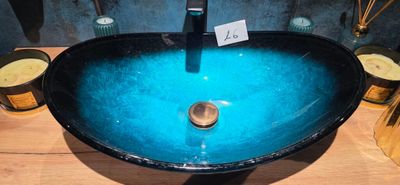 UN Ensemble Comprenant : Une Vasque Bleu Canard Avec Mitigeu…