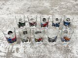beaucoup de verres alignés par terre