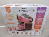 une boîte contenant un mixeur rose et marron