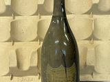une bouteille de vin posée sur une table