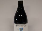 une bouteille de vin posée sur une table