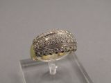une image représentant une bague en argent sertie de diamants, posée sur un socle transparent