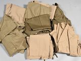 de nombreux types de pantalons, disposés sur une table