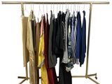 un portemanteau sur lequel sont suspendus divers vêtements
