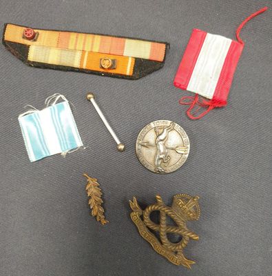 quelques médailles et une médaille sont posées sur une table