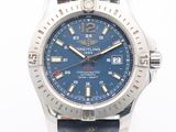 La montre est bleue et est dotée d'un bracelet camouflage.