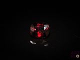 gros plan d'un diamant rouge sur une surface noire