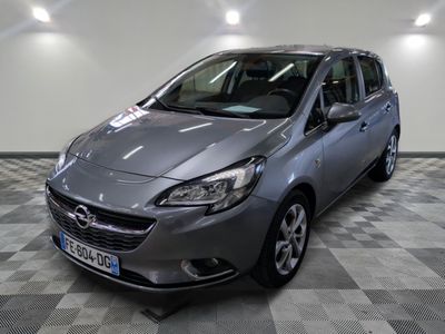 la voiture grise est garée dans le garage sur le sol en damier