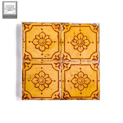 Panneau de 4 carreaux en terre vernissé à décor de fleurs et…