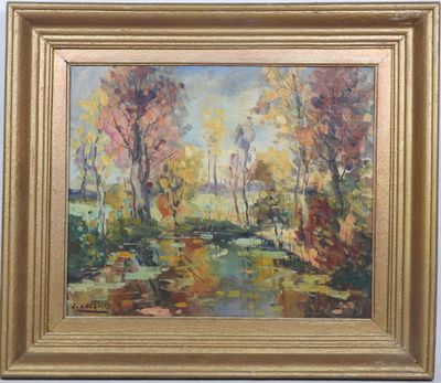 une peinture à l'huile représentant une rivière avec des arbres en arrière-plan
