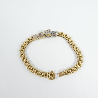 Gros plan sur un bracelet en or orné d'une croix