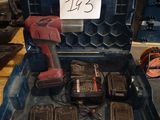 une image représentant une boîte à outils contenant des outils, posée sur une table