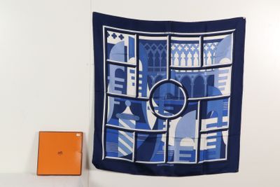 une écharpe bleue et blanche accrochée au mur à côté d'une boîte orange