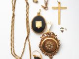 un assortiment de bijoux en or, comprenant notamment une croix, un pendentif et un collier