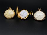 trois montres de poche en or avec des chiffres romains et des chiffres romains