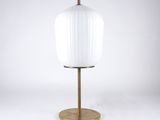 une lampe de table en verre blanc et laiton, montée sur un pied doré