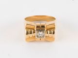 une image d'une bague en or avec un diamant au centre