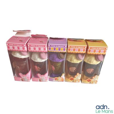 beaucoup de cupcakes qui se trouvent dans les boîtes