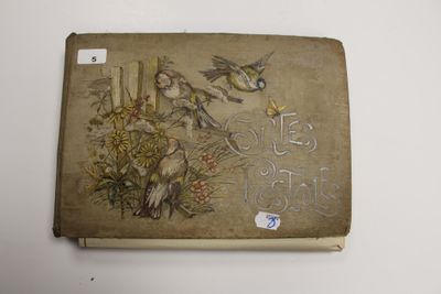 un vieux livre sur lequel figure une illustration d'oiseaux