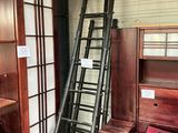 une échelle adossée au mur d'une pièce