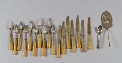 Lot comprenant dix fourchettes et sept couteaux à bonbons à …