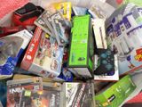 une pile de jeux vidéo dans un sac posé par terre