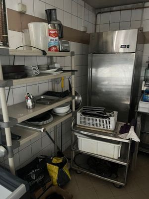 une cuisine équipée d'un réfrigérateur, d'une cuisinière, d'un micro-ondes et d'autres appareils électroménagers
