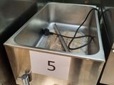 un évier en métal sur lequel est gravé le chiffre 5