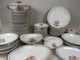 beaucoup d'assiettes et de bols sur la table