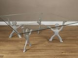 une table en verre sur laquelle deux personnes se tiennent la main