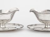 paire de soucoupes en métal argenté, avec une soucoupe posée sur une autre soucoupe