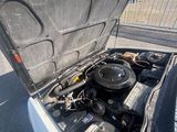 une voiture blanche avec le capot ouvert dans la rue