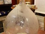 une bouteille en verre posée sur une table en bois
