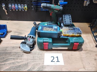 une photo d'une perceuse et d'autres outils posés sur une table