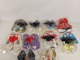 beaucoup de jouets en plastique posés sur une table