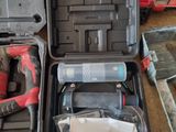 une boîte d'outils posée sur le sol