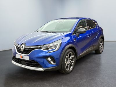 Une voiture bleue est garée dans une pièce au sol noir