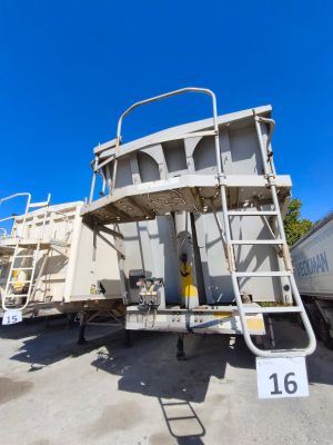 un camion garé sur un parking, avec une échelle à côté
