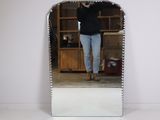 une femme se prenant en photo dans un miroir