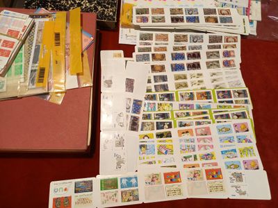 une table sur laquelle sont disposés de nombreux timbres et enveloppes de toutes sortes